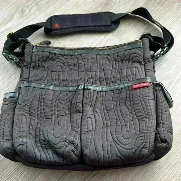 SKIP HOP BLACK BAG  WITH DIAPER STATION MOMMY BAG - Picture 1 of 16